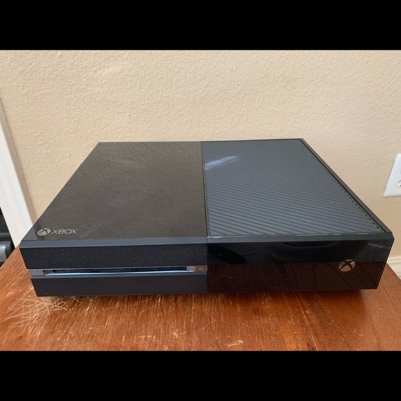 Xbox One with 3 Games and 3 Controllers - Picture 8 of 8
